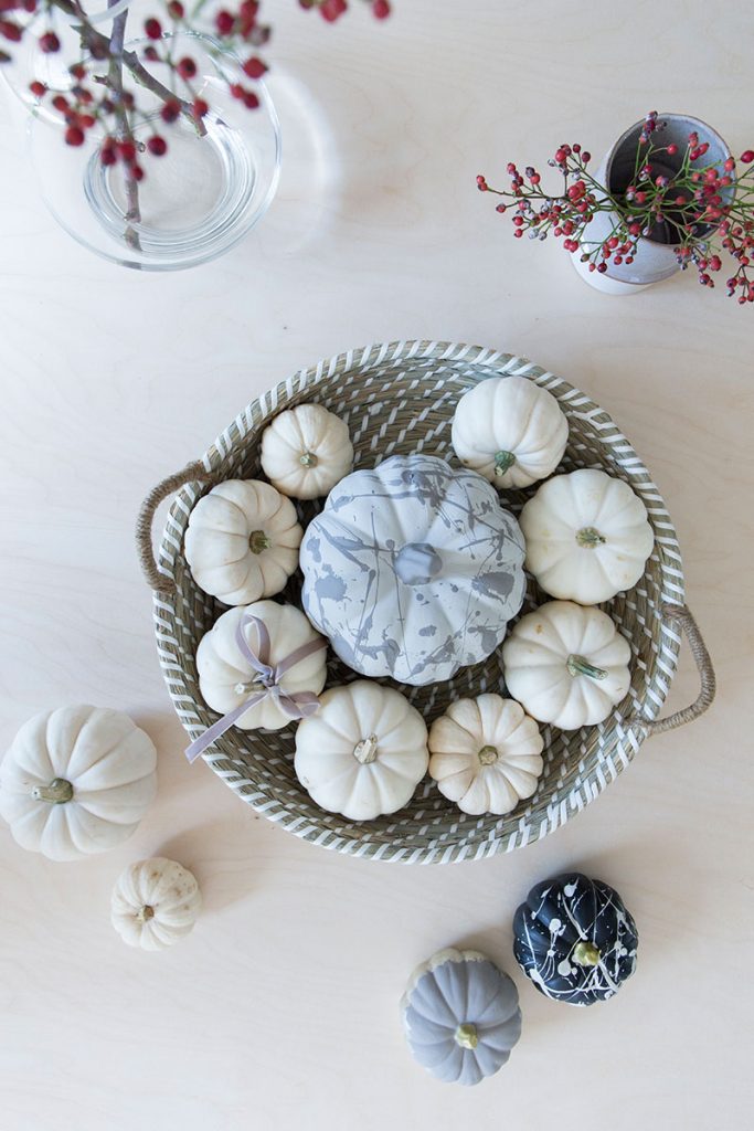 selbst-bemalte-kuerbisse-und-babyboo-kuerbisse-als-herbstdeko