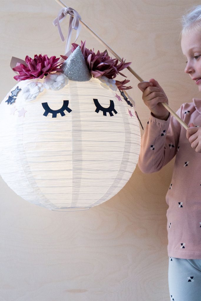 selbstgebastelte-einhornlaterne-aus-lampion