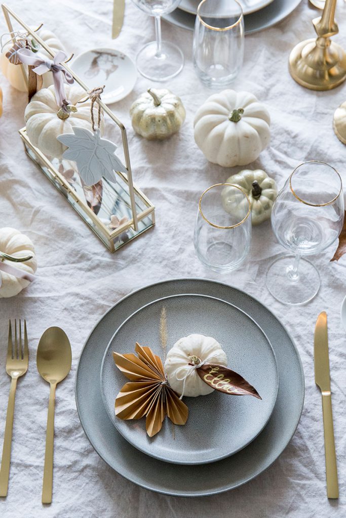 thanksgiving-tischdeko-in-weiss-und-gold