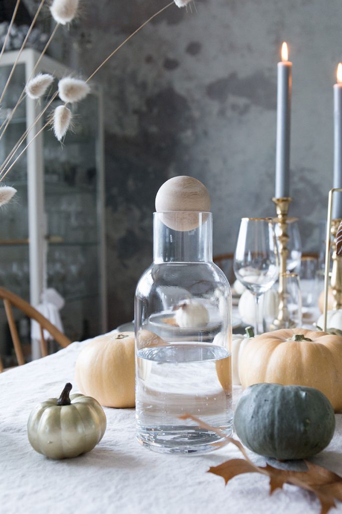 trendy-glaskaraffe-mit-holzkugel