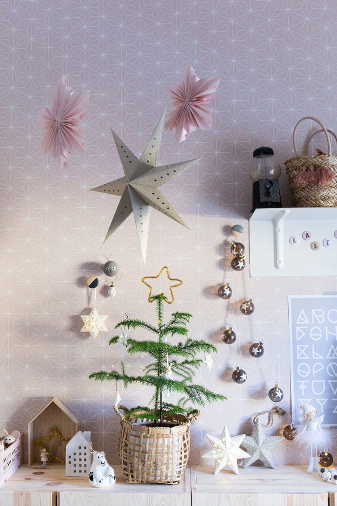 mini-weihnachtsbaum-im-kinderzimmer