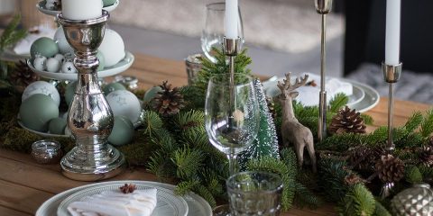 Weihnachtstischdeko mit Tanne, Moos, Zapfen und Weihnachtskugeln