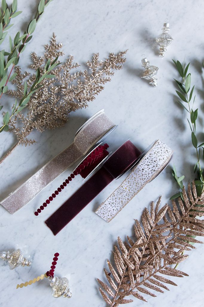 edle-Geschenkbaender-in-Gold-und-Rot