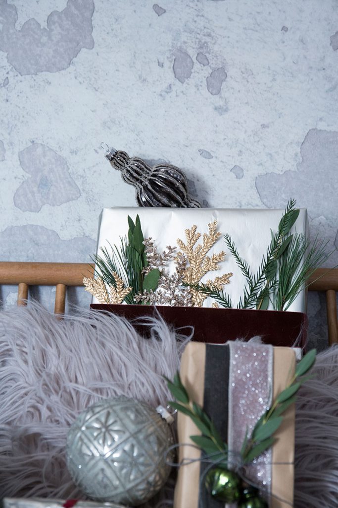 weihnachtsgeschenke-in-rot-und-gold