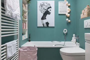 frühlingshaftes Bad mit den Farben türkis und rosa