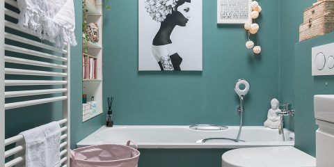 frühlingshaftes Bad mit den Farben türkis und rosa