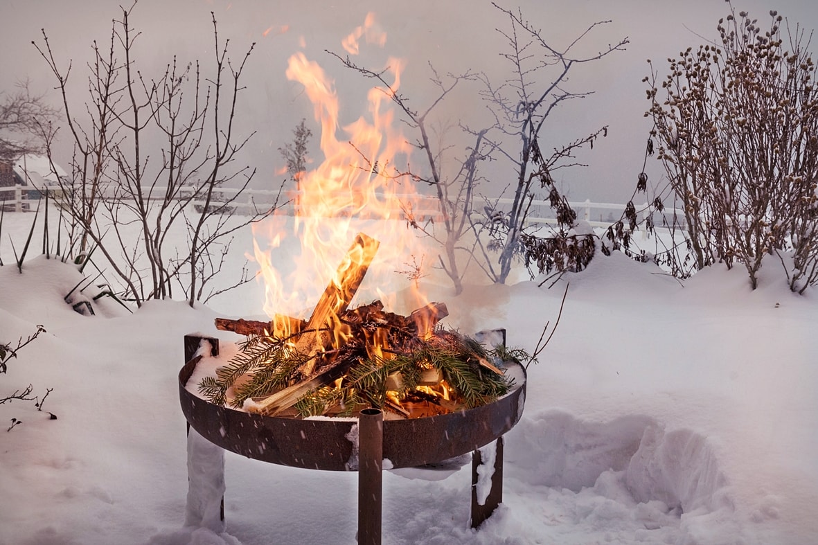 Lagerfeuerromantik im Winter.