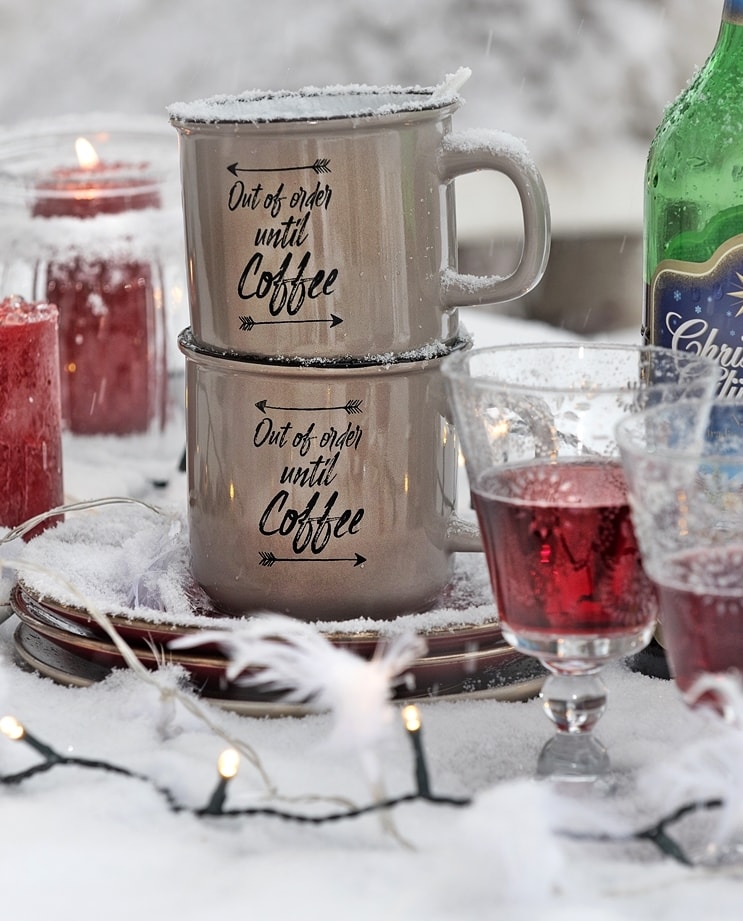 Dekoratives Geschirr für Outdoor-Party im Winter.