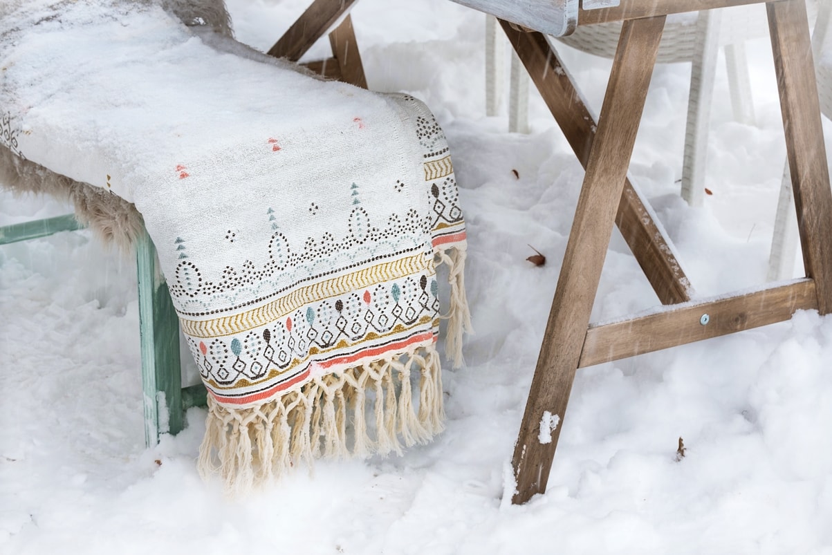 Warme Decken und Felle für die Outdoor-Party im Winter.