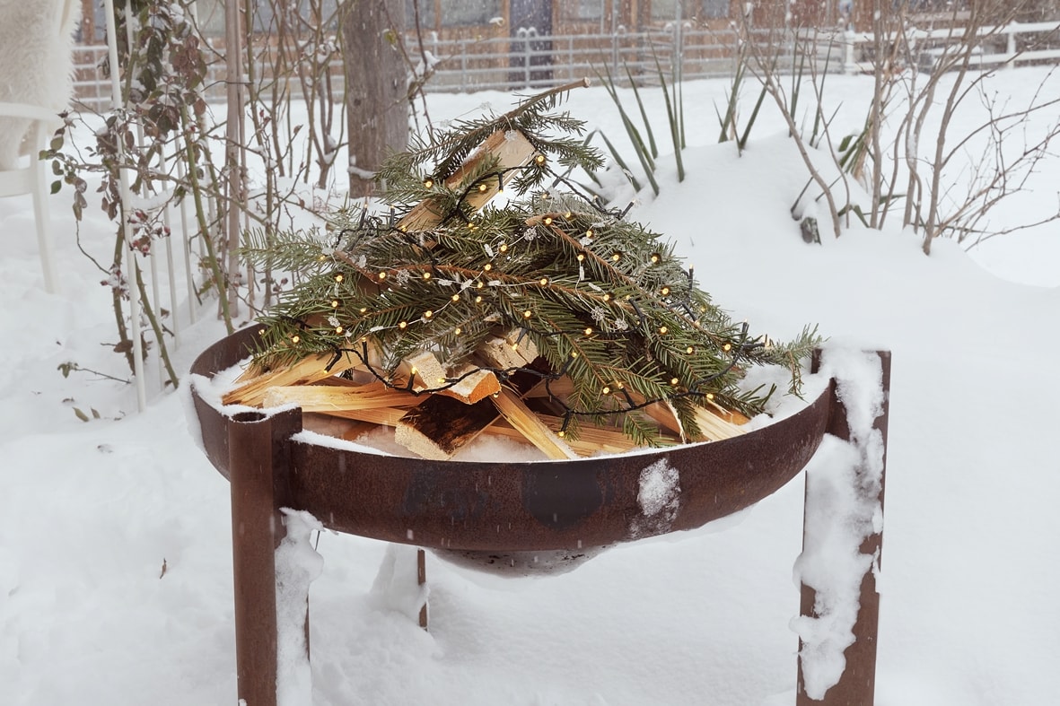 Feuerschale mit Lichterkette.