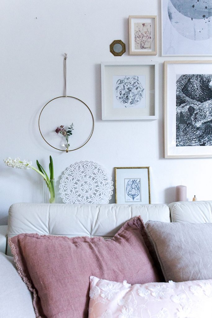 gemütliches-wohnzimmer-mit-frühlingsdeko