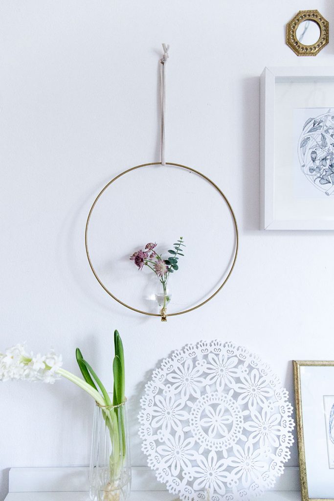 metallring-mit-mini-klemmvase-als-frühlingsdeko