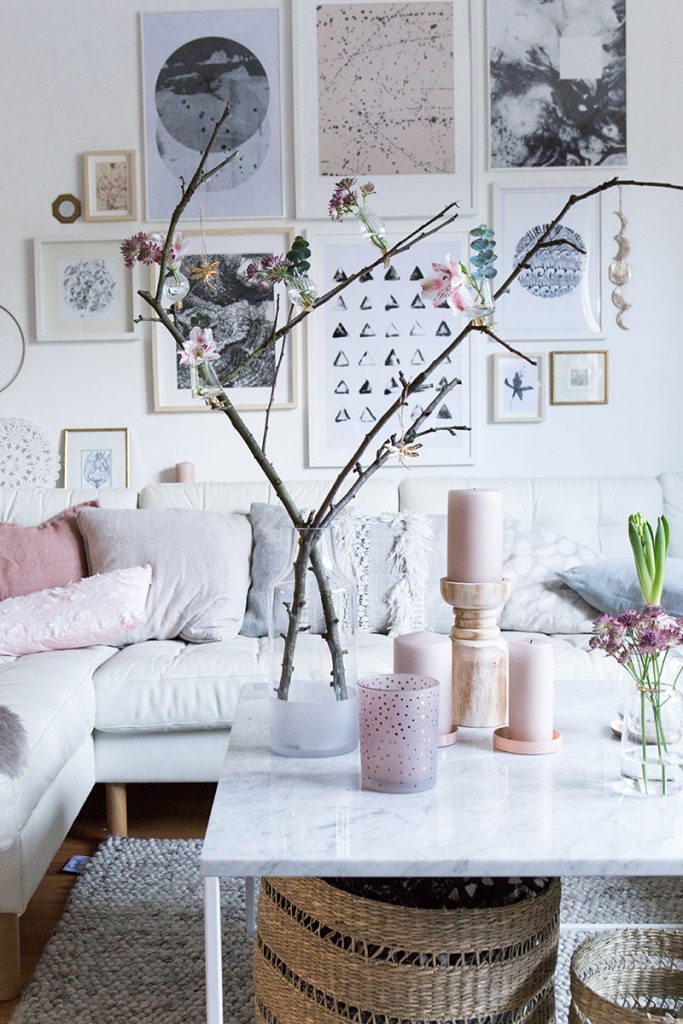 wohnzimmer-mit-frühlingsdeko-in-rosetönen