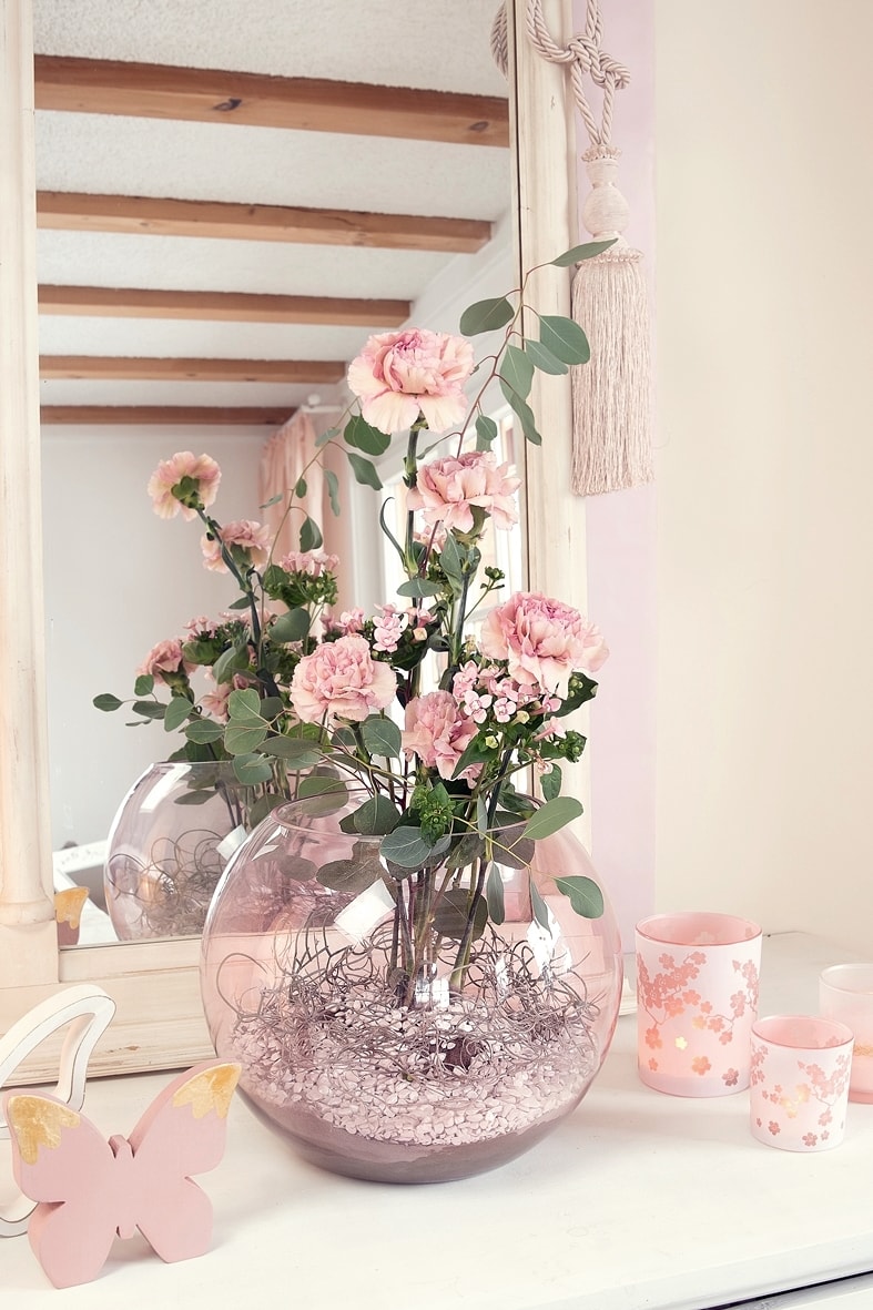 Kugelvase mit Blumengesteck