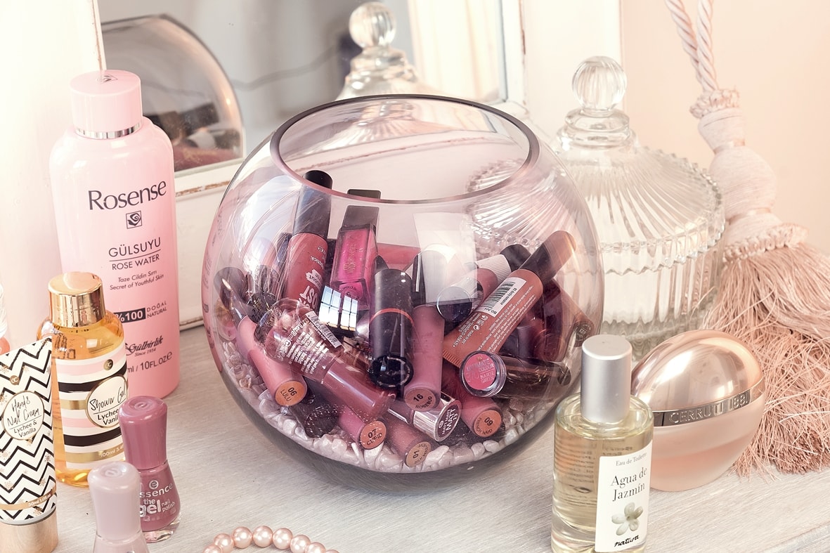 Kugelvase für Schminkutensilien