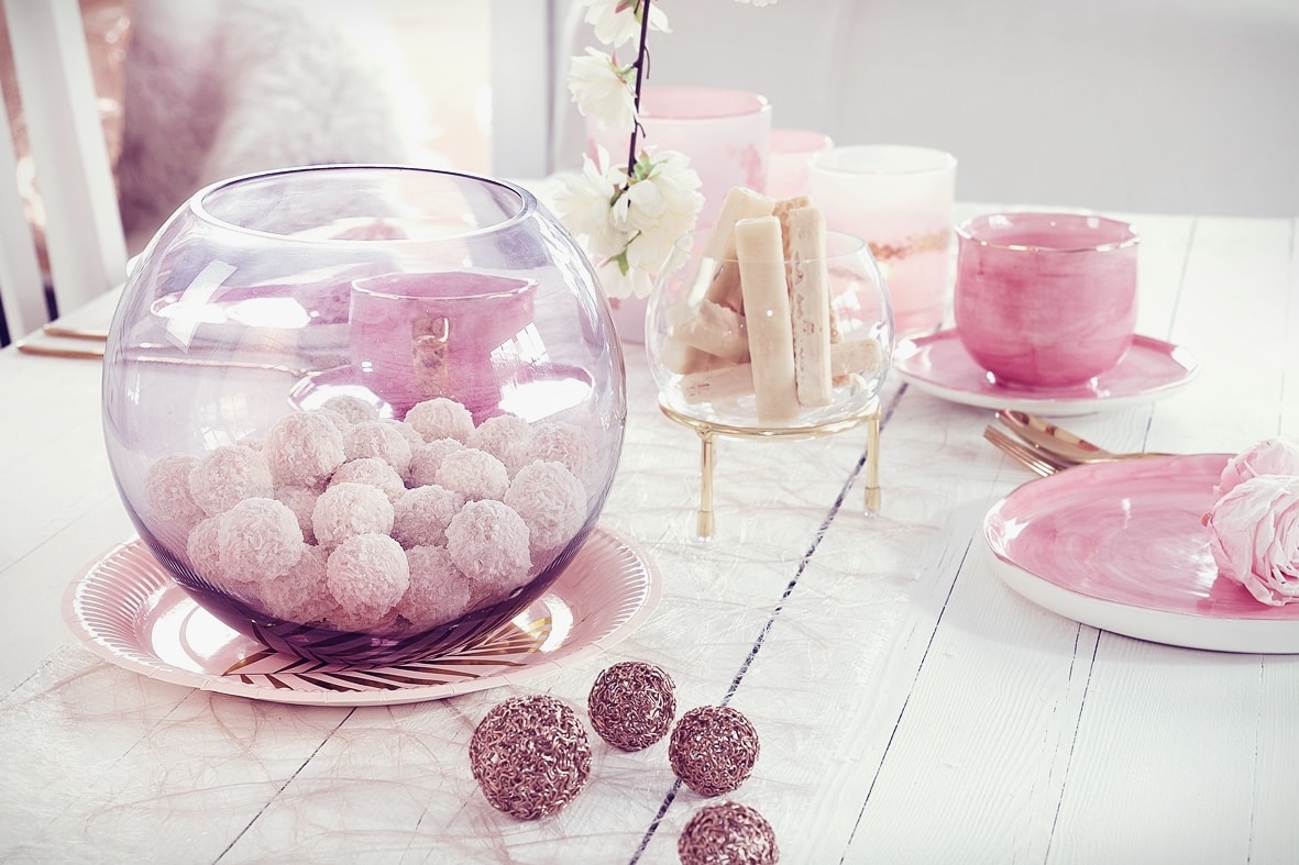 Kugelvase befüllt mit Süßigkeiten.