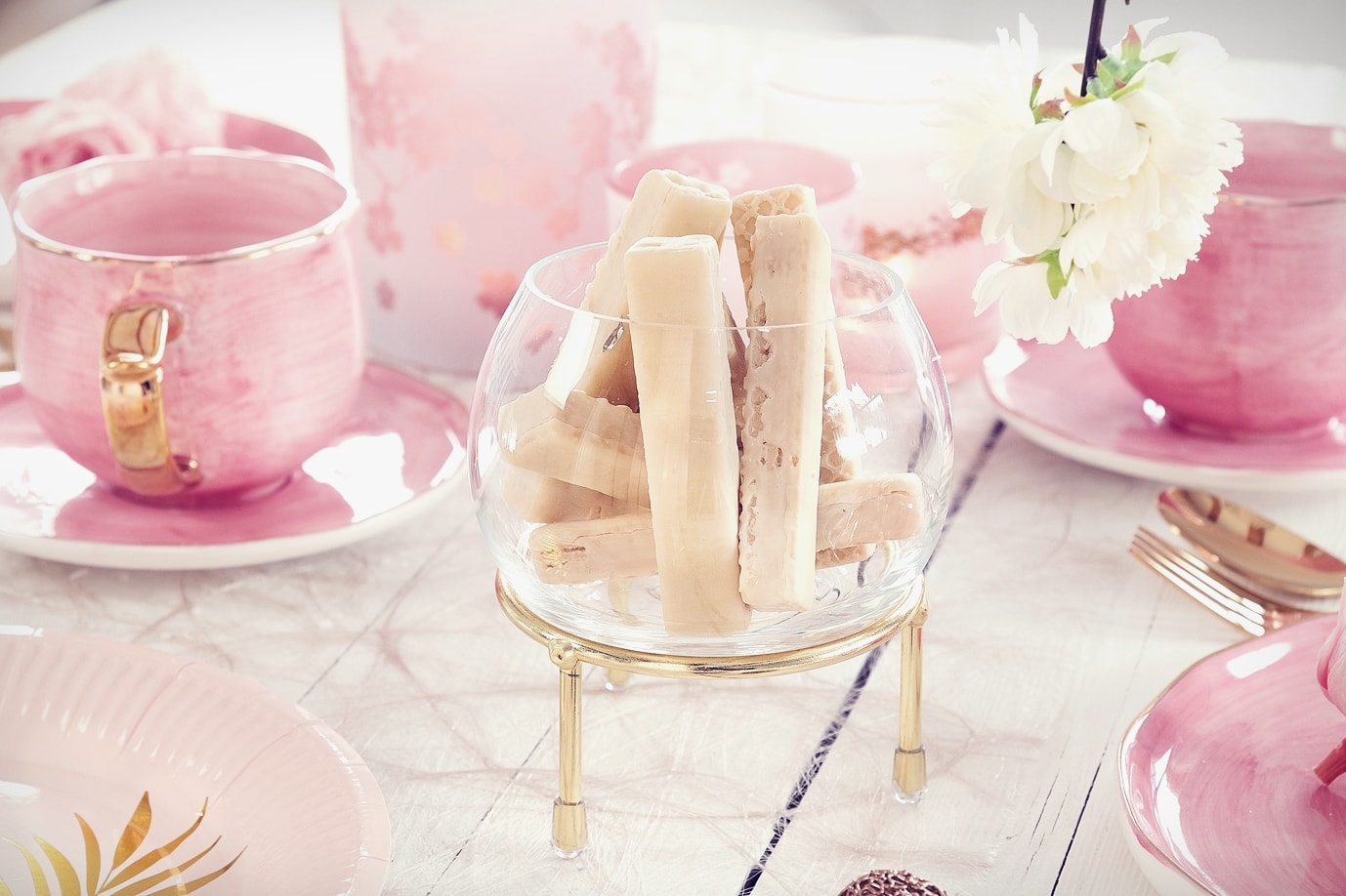 Kugelvase befüllt mit Süßigkeiten.