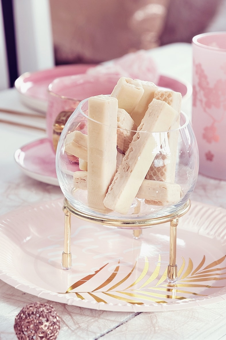 Kugelvase befüllt mit Süßigkeiten.