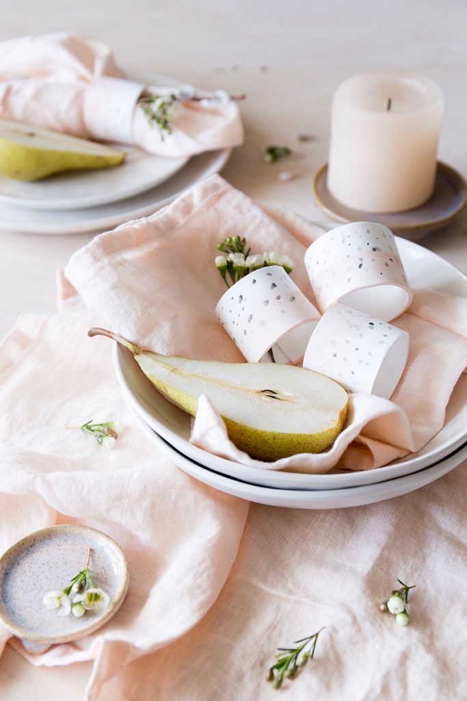 Helle Tischdekoration i zartem Rosa