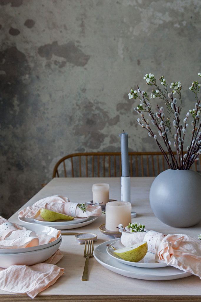 tischdekoration-in-zarte-rosetoenen-mit-steingutggeschirr