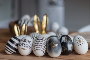 Ostereier gestalten im "Schwarz-Weiß-Gold-Look"