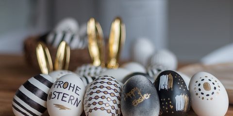 Ostereier gestalten im "Schwarz-Weiß-Gold-Look"