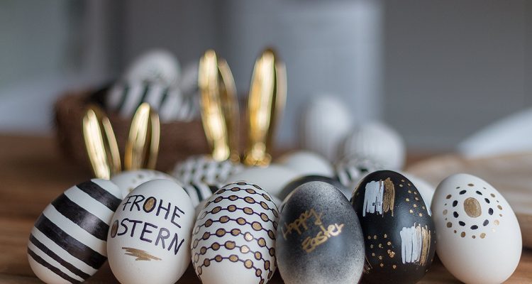 Ostereier gestalten im "Schwarz-Weiß-Gold-Look"