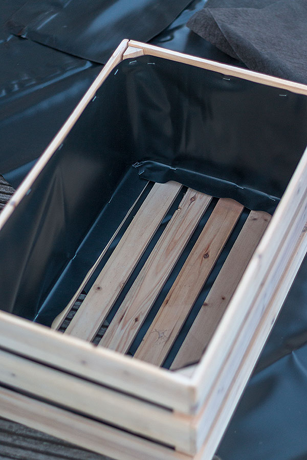 Holzkiste für den Kräutergarten mit Teichfolie an den Rändern auskleiden