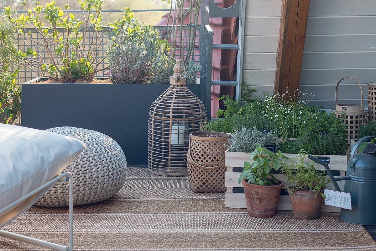 Kräutergarten in Holzkisten sorgt für Gemütlichkeit auf dem Balkon