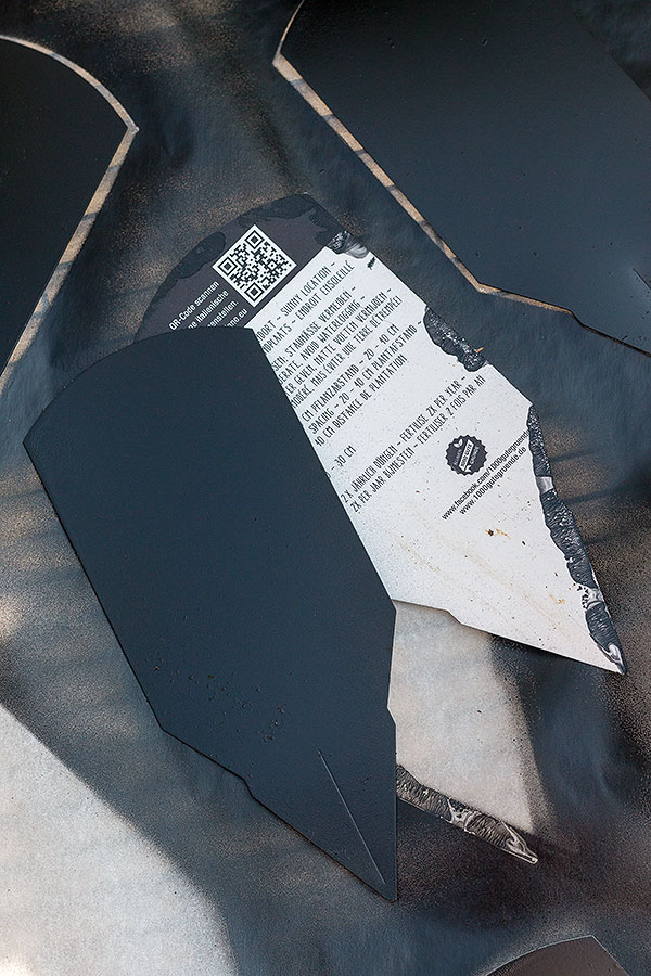 Kunststoffschilder von den Kräutertöpfen mit Acryllack besprühen