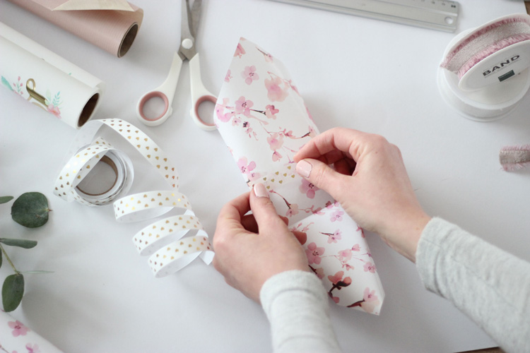 Blumentasche- Papier mit Washitape fixieren