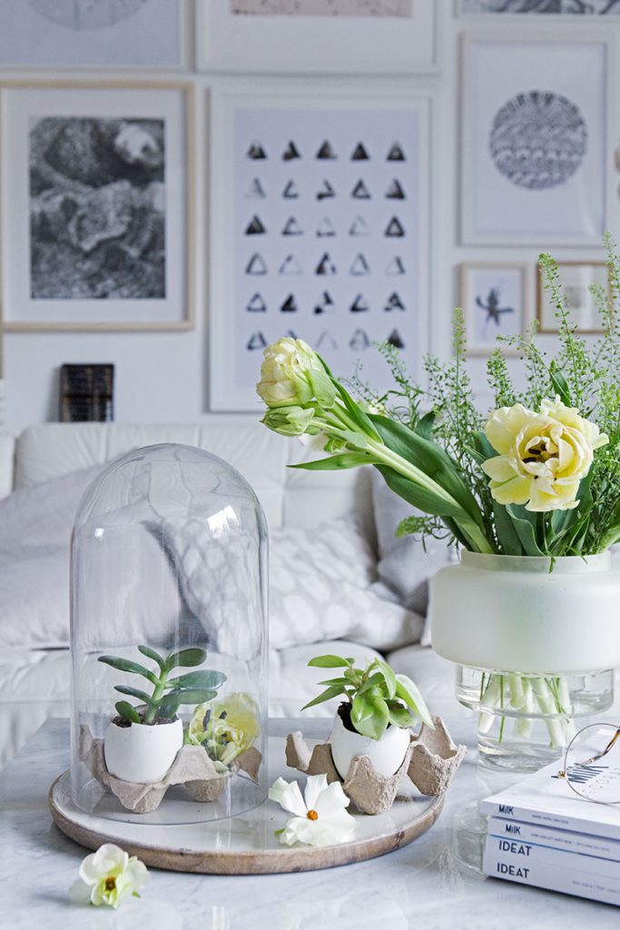 fruehlingsdeko-mit-mini-garten-auf-dem-wohnzimmertisch