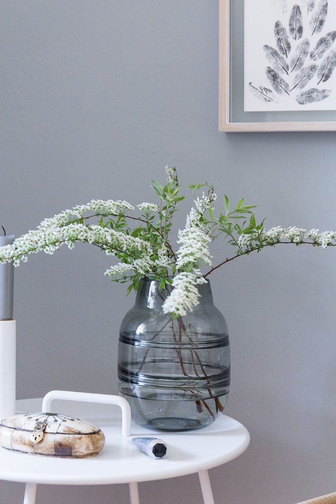 graue-glasvase-im-minimalistischen-look