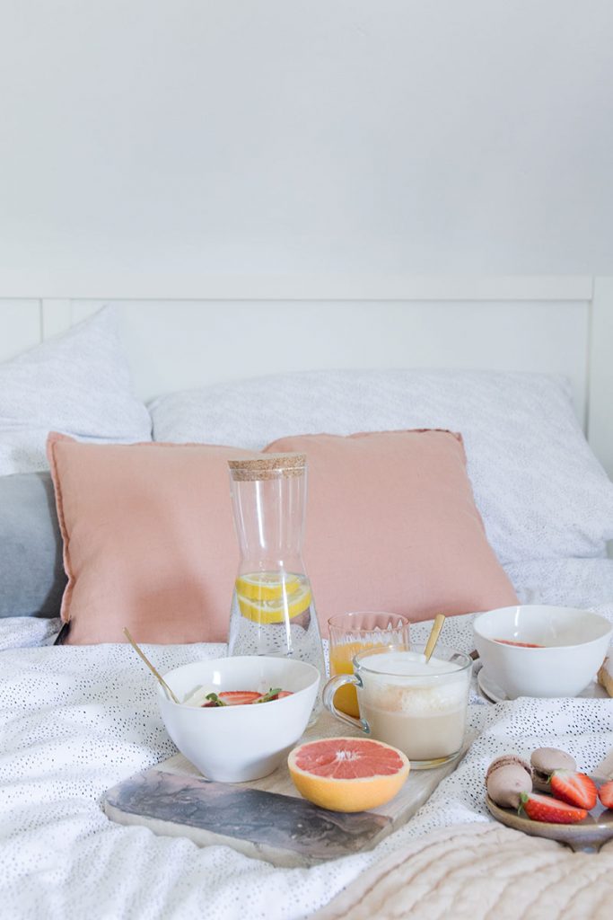 slowmorning-mit-fuehstuek-im-bett