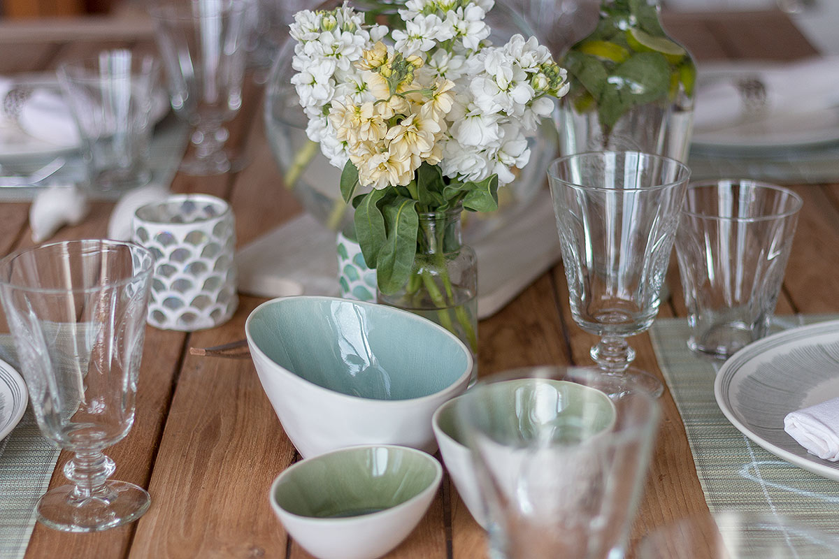 Tischdeko mit Levkojen zum Spargelessen