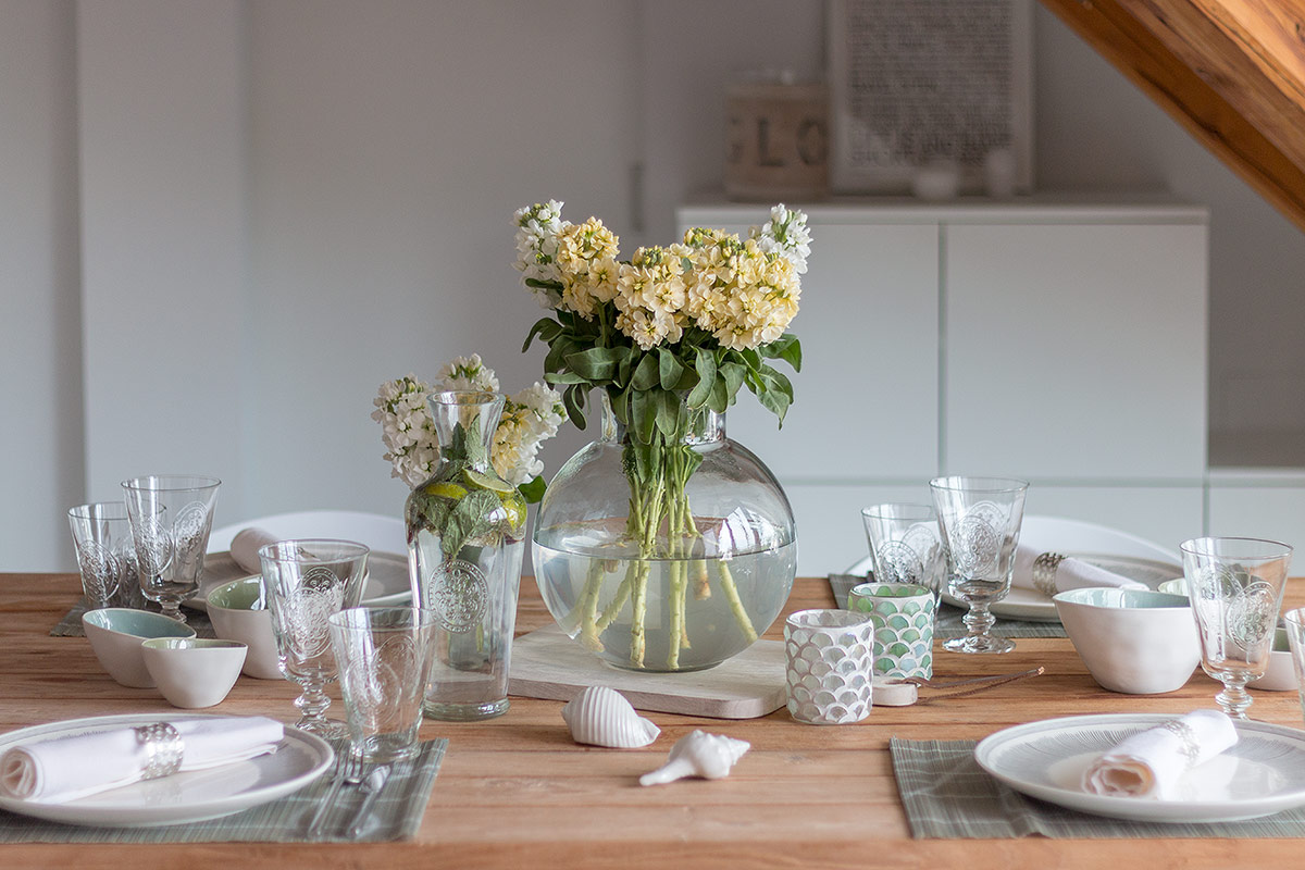 Tischdeko zum Spargelessen mit Levkojen in gelb und weiß