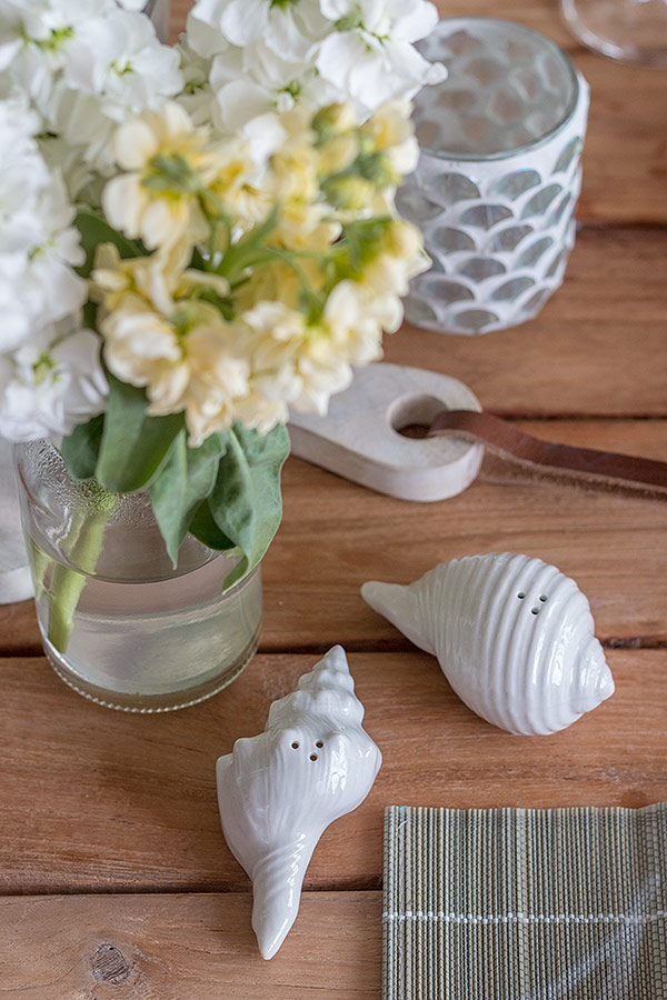 Tischdeko zum Spargelessen mit Salz-und Pfefferstreuer in Muschelform