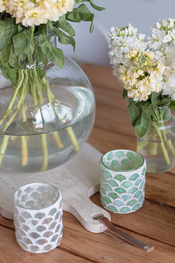 Tischdeko zum Spargelessen mit Windlichtern und Vasen mit Levkojen von DEPOT