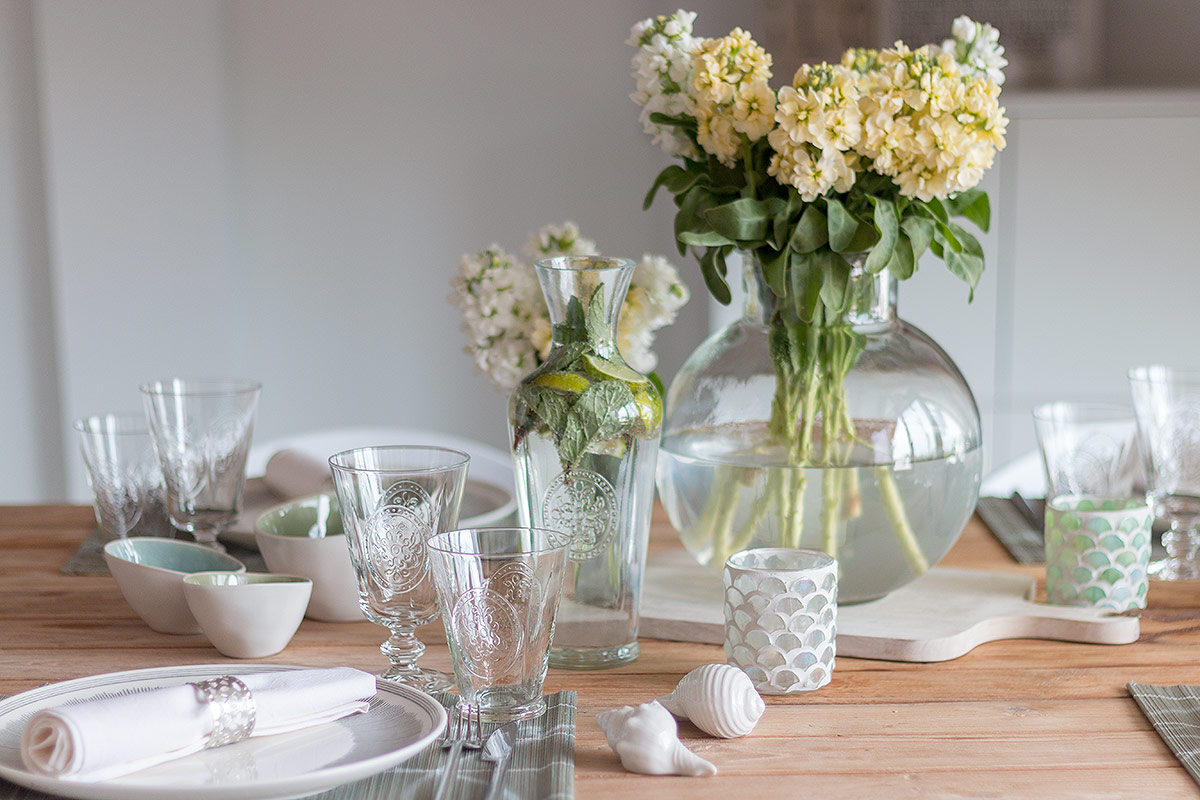 Tischdeko zum Spargelessen mit weißen und gelben Levkojen