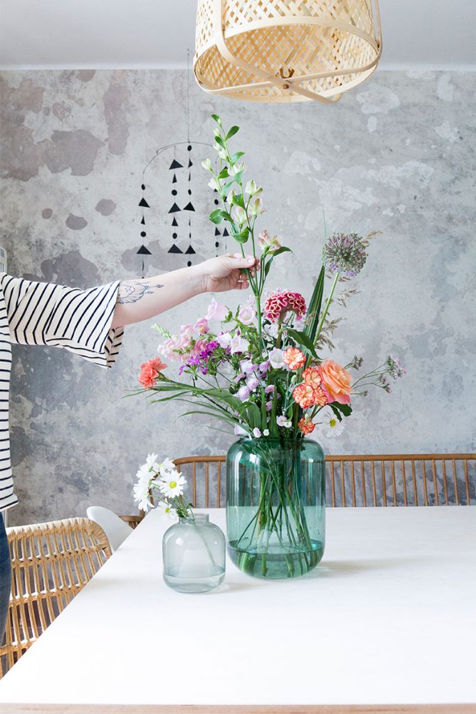 blumen-in-grosser-glasvase-arrangieren