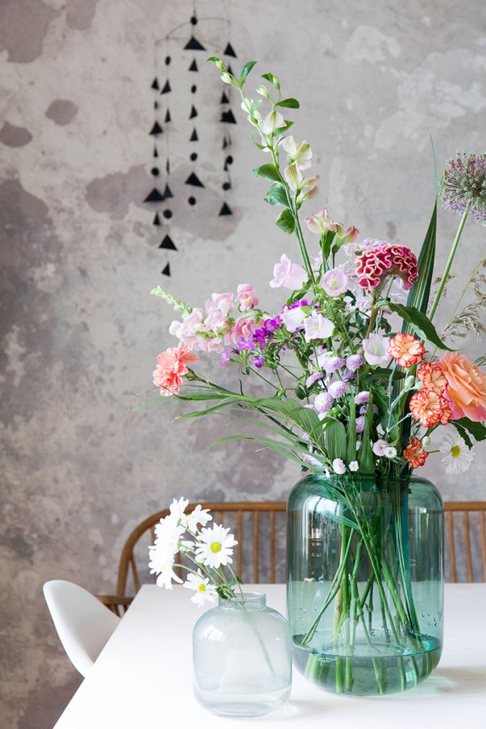 bunter-fruehlingbumenstrauss-in-gruener-glasvase