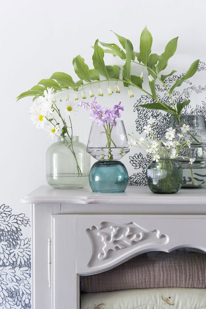 dekorieren-mit-bunten-glasvasen