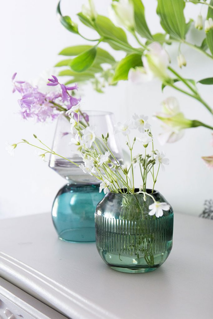 fruehlingblumen-in-bunten-glasvasen
