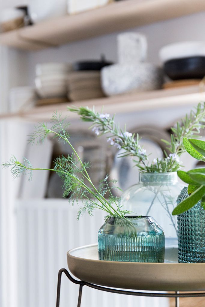 kraeuter-in-bunten-glasvasen