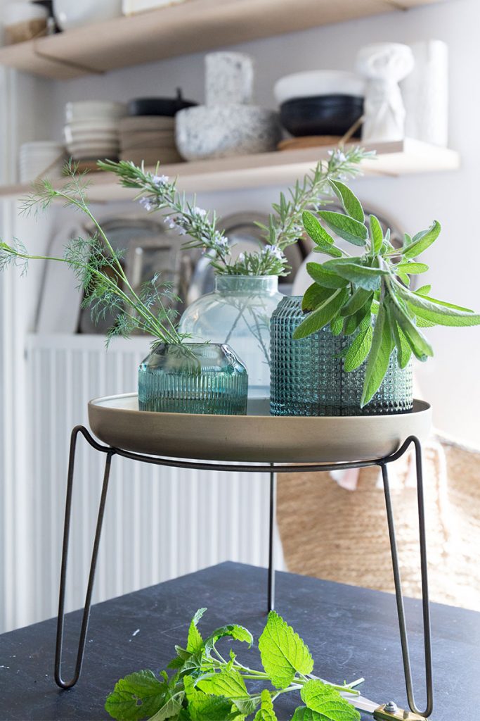 kraeuter-in-bunten-glasvasen