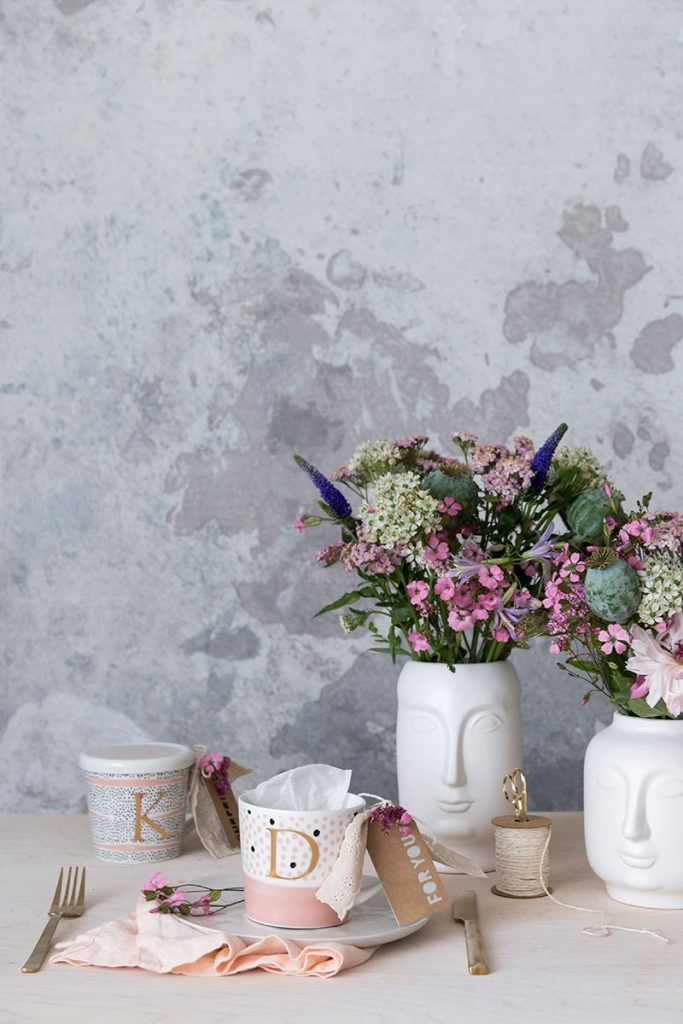 diy-gastgeschenk-in-letter-tasse