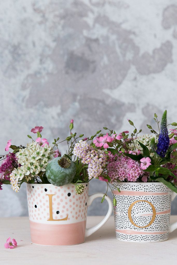 letters-tasse-mit-mini-blumenstraeussen