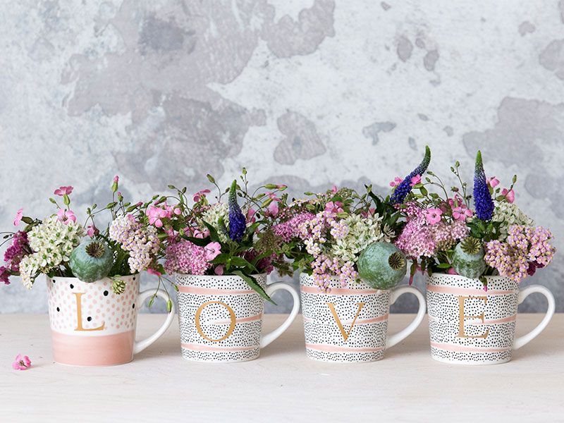 mini-blumenstraeusse-in-buchstabentassen