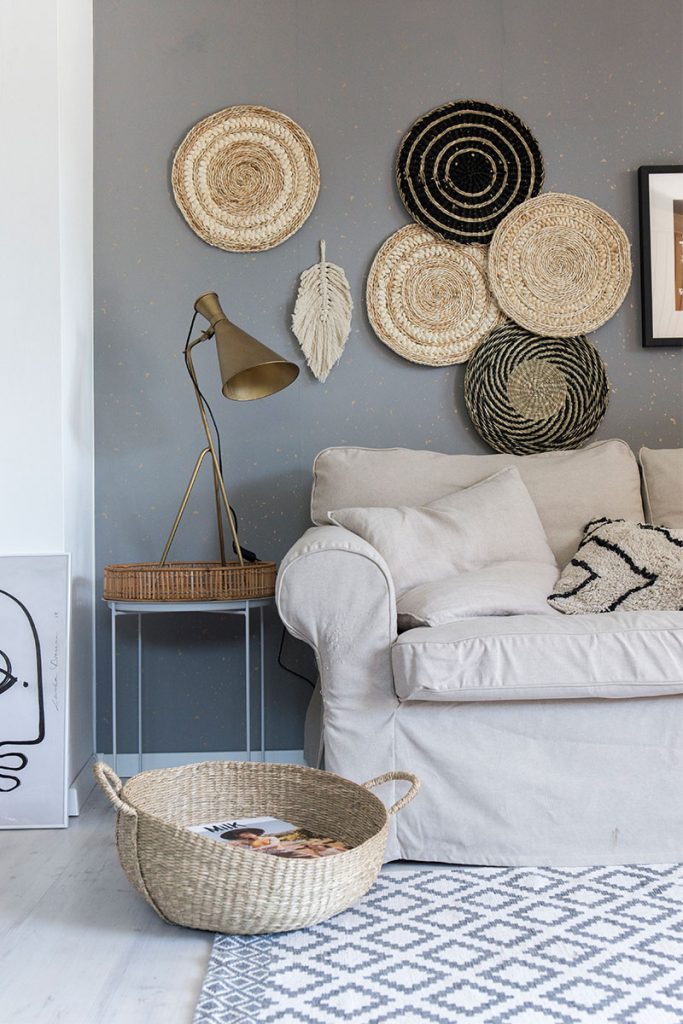 sommerdeko-mit--bastwanddeko-und-diy-makramee-feder