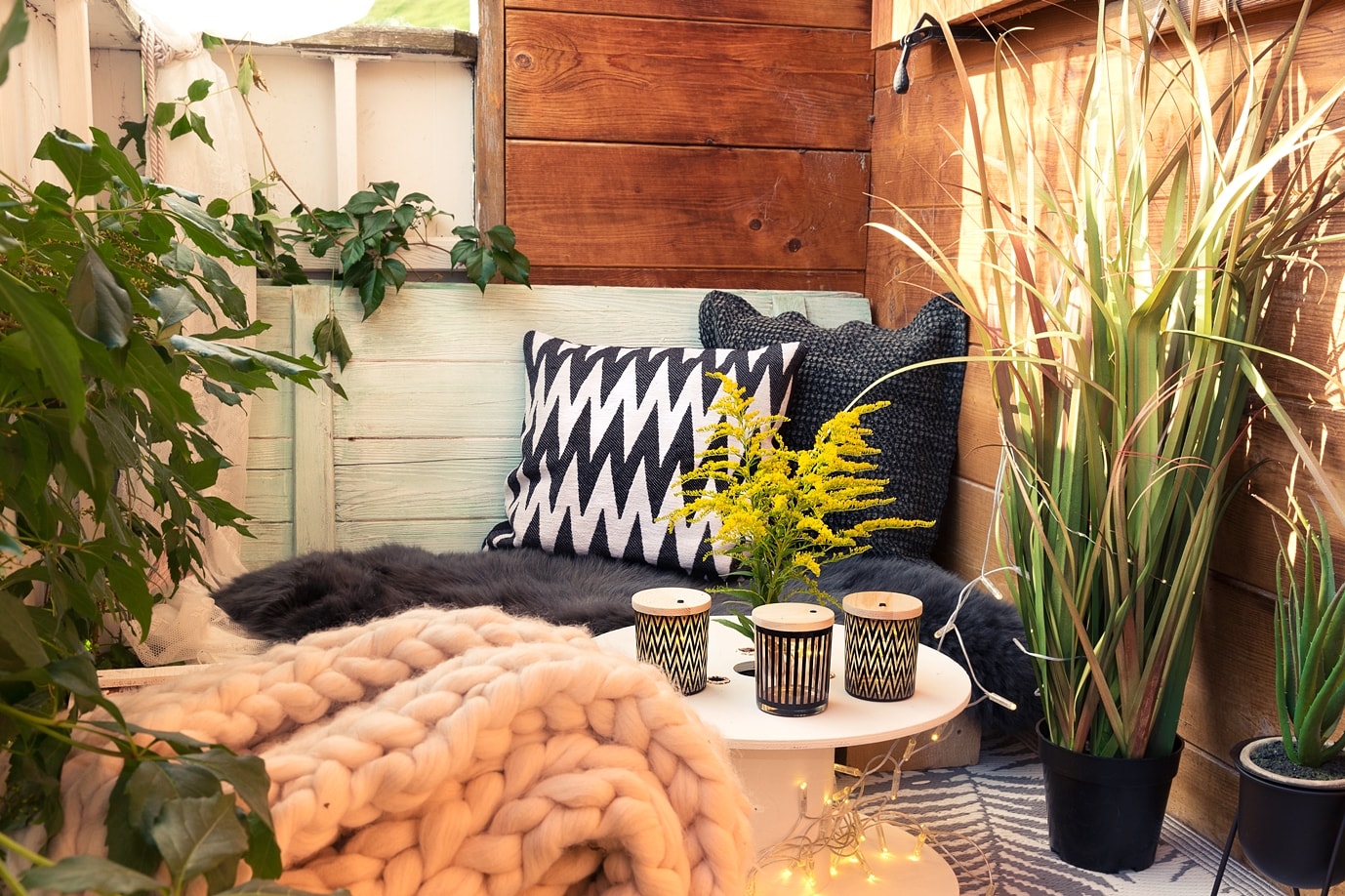 Balkondeko: Textilien sorgen für Gemütlichkeit